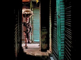 ZAVENO. Mu s koem prochází v Bangladéi kolem zavených obchod, které kvli...