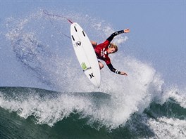 ZÁVOD VE VLNÁCH. Profesionální surfai na závodu Hurley Pro Trestles v...