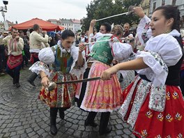 Velkým potleskem pihlíející ocenili ukázku meového tance zvaného Pod able.