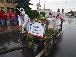 Za mstnmi li v prvodu obyvatel v krojch z Jaroova, Maatic, Dolnho...