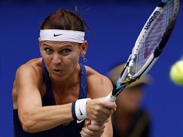 esk tenistka Lucie afov v duelu se vcarkou Belindou Bencicovou.