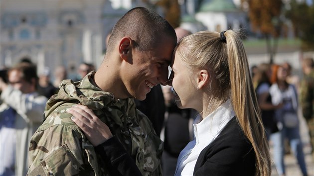 Bojovnk dobrovolnickho praporu Azov se v Kyjev po nvratu z boj vt se svoj ptelkyn (15. z 2014)