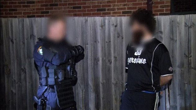 Ztah australskch policist proti islmskm radiklm na pedmst Sydney (18. z 2014)