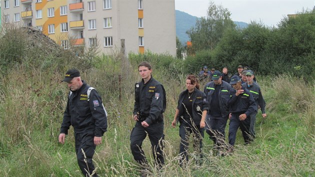 Sto tyicet ptra vytvoilo ve stedu dopoledne rojnici, aby znovu prohledalo okol bydlit devtilet dvky, kter se den ped tm nevrtila ze koly.