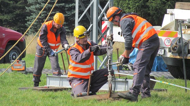 Prvnho mezinrodnho cvien na obnovu elektrick penosov soustavy mezi obma stty na hranici nedaleko Hory svatho ebestina na Chomutovsku se zastnilo vce ne 200 energetik a pslunk sloek integrovanho zchrannho systmu i armdy z eska a Nmecka.