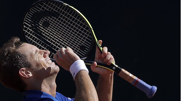 Francouzsk tenista Richard Gasquet se raduje z vtzstv nad Berdychem v vodn dvouhe semifinle Davis Cupu.