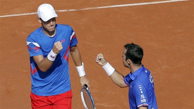 et tenist Tom Berdych (vlevo) a Radek tpnek se raduj z vyhranho prvnho setu ve tyhe proti Francii.