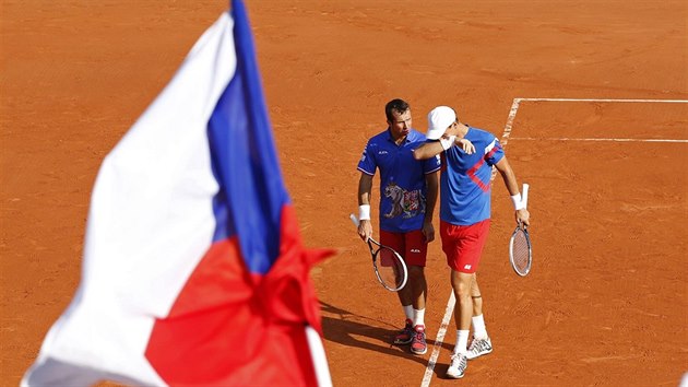 SMUTN KONEC. et tenist Tom Berdych a Radek tpnek (vlevo) spolu zadili dva triumfy v Davisov pohru, ale ve Francii ztratili na postup u ve tyhe.