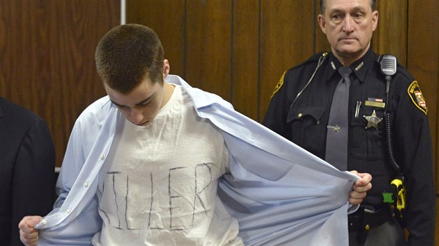 T.J.Lane ukazuje triko s npisem Zabijk (u soudu 19. bezna 2013)