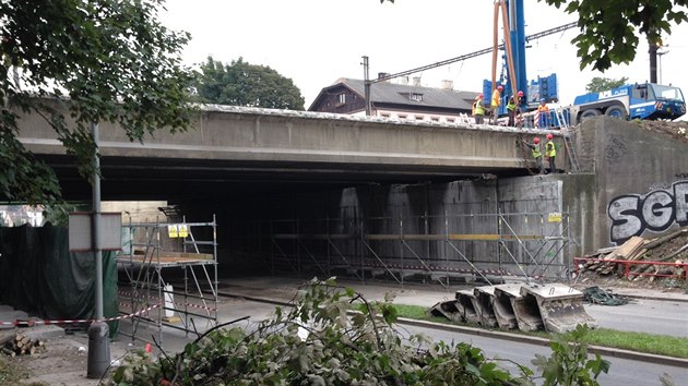 Rekonstrukce elezninho mostu si vydala uzaven Prmyslov ulice. V okol se tvoily nkolikakilometrov kolony (11.9.2014)