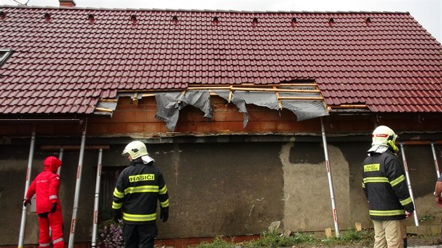 Nkladn auto v Jen na Kladensku nabouralo do rodinnho domu. Podle majitele domu se tak stalo u potvrt za poslednch osm let. kodu na dom majitel odhadl na pl milionu korun (8.9.2014)