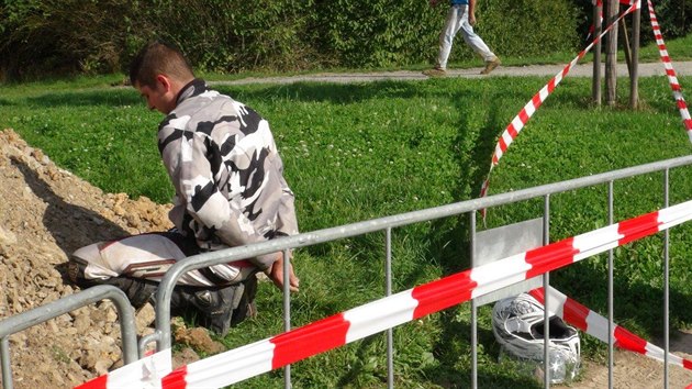 Zdrogovan motork ujdl policistm v praskch Petrovicch. Zastavil a pot, co se svm strojem sjel do vkopu (18.9.2014)