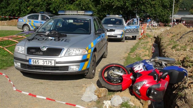 Zdrogovan motork ujdl policistm v praskch Petrovicch. Zastavil a pot, co se svm strojem sjel do vkopu (18.9.2014)