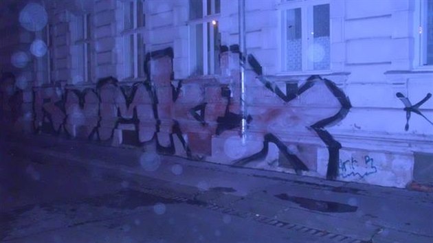 Ob graffiti, kter namral mlad sprejer v noci v Drobnho ulici (17. z, 2014)