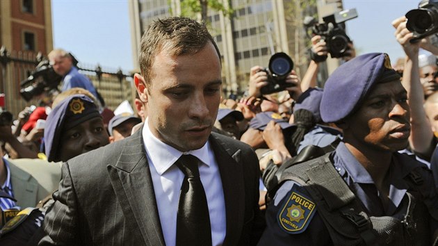 Oscar Pistorius odjd od soudu v Pretorii. Minimln do 13. ijna zstane na svobod (12. z)