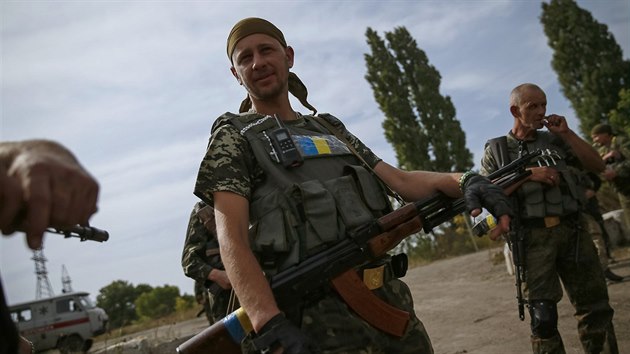 Dojednan pm se na vchod Ukrajiny vce mn dodruje. Ukrajint vojci nyn ekaj, jak budou pokraovat jednn o trvalm mru (13. z)