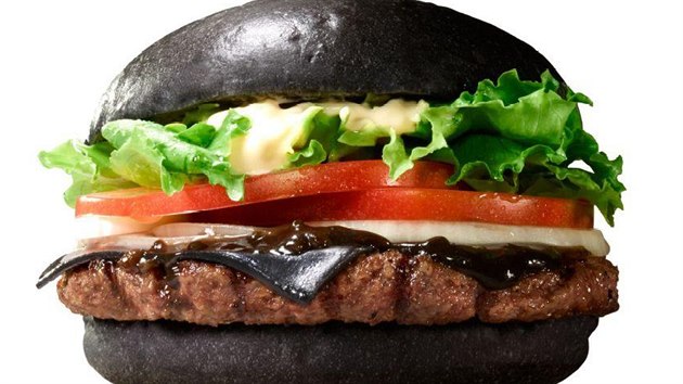 ern hamburger Kuro Diamond, jedna z novinek americkho Burger Kingu v Japonsku