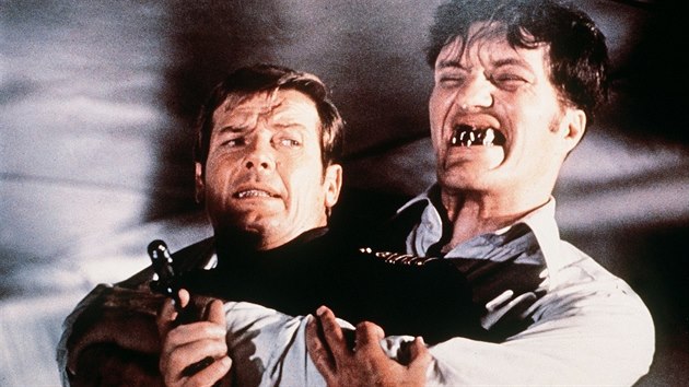 Richard Kiel jako Zub a Roger Moore jako James Bond