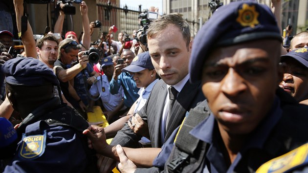 Oscar Pistorius opout budovu nejvyho soudu v jihoafrick Pretorii. (12. z 2014)