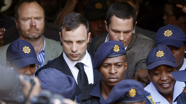 Oscar Pistorius opout budovu nejvyho soudu v jihoafrick Pretorii. (12. z 2014)