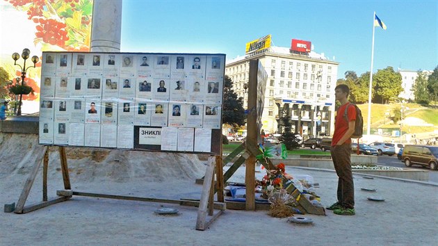 Pamtku stovky lid, kte zahynuli pi revoluci na Majdanu (v Kyjev jim kaj Nebesk rota), pipomn mal provizorn pomnek, kolem nho nebyla zmrn obnovena dlaba. (13. z 2014)