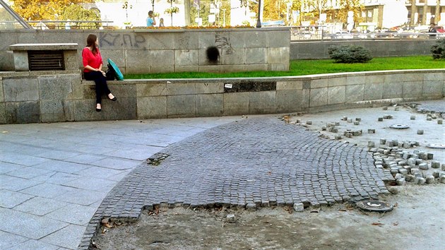 Pamtku stovky lid, kte zahynuli pi revoluci na Majdanu (v Kyjev jim kaj Nebesk rota), pipomn mal provizorn pomnek, kolem nho nebyla zmrn obnovena dlaba. (13. z 2014)