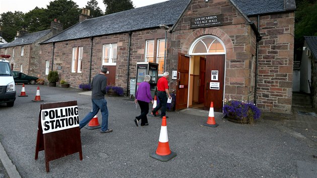 Obyvatel Lochcarronu pichzej do volebn mstnosti odevzdat svj hlas v referendu o nezvislosti Skotska. (18. z 2014)