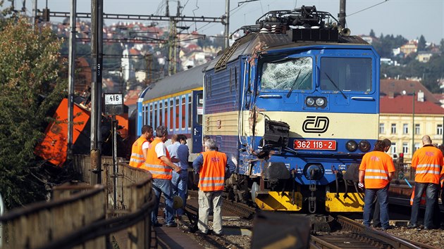 Po non srce rychlku s dreznou pobl ndra Praha - Vyehrad dolo k vyvrcen pracovnho stroje na bok, stroj zstal open o zbradl mostu nad silnic. Lokomotiva rychlku vykolejila. (18.9.2014)