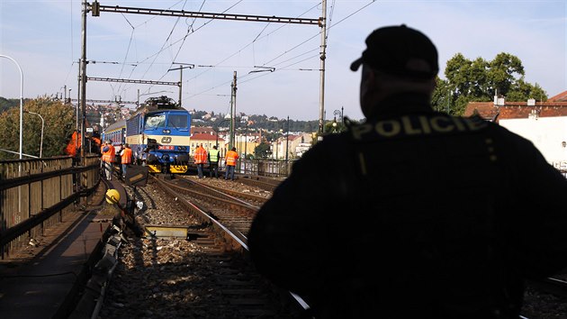 Po non srce rychlku s dreznou pobl ndra Praha - Vyehrad dolo k vyvrcen pracovnho stroje na bok, stroj zstal open o zbradl mostu nad silnic. Lokomotiva rychlku vykolejila. (18.9.2014)