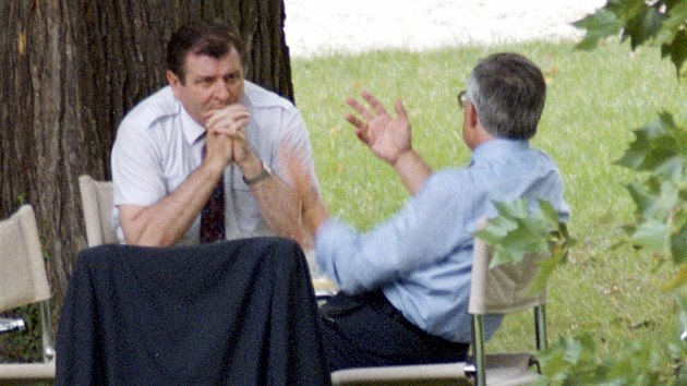 Premiéi Vladimír Meiar (vlevo) a Václav Klaus hovoí na zahrad brnnské vily...