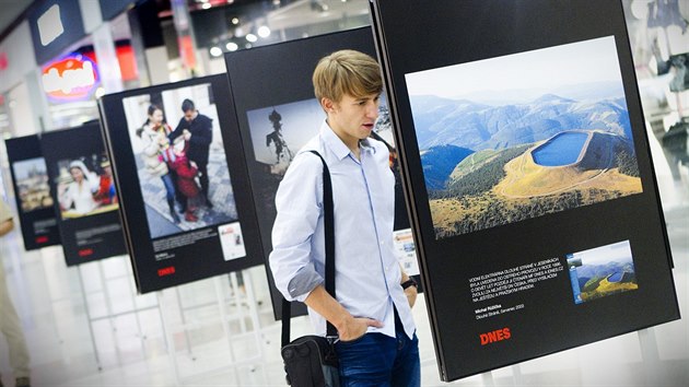 Výstava 25 let ve fotografiích MF DNES v praském OC Nový Smíchov. (18. záí...