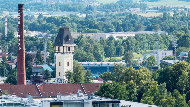 Panorama eskch Budjovic si mete pibliovat. Na snmku je Vodrensk v a fotbalov stadion prvoligovho Dynama.
