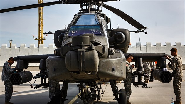 Cvien v Nmti se vbec poprv zastnily americk bitevn vrtulnky AH-64 Apache. Piletlo jich est.