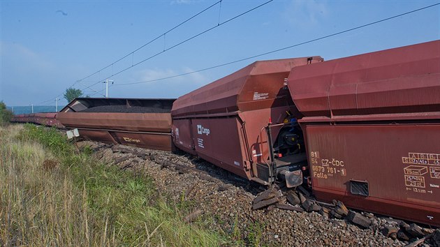 Nkladn vlak pln naloen uhlm vykolejil u Pevova na Krlovhradecku. (14. 9. 2014)