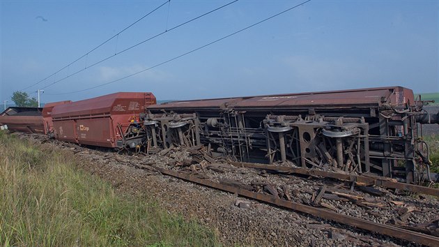 Nkladn vlak pln naloen uhlm vykolejil u Pevova na Krlovhradecku. (14. 9. 2014)