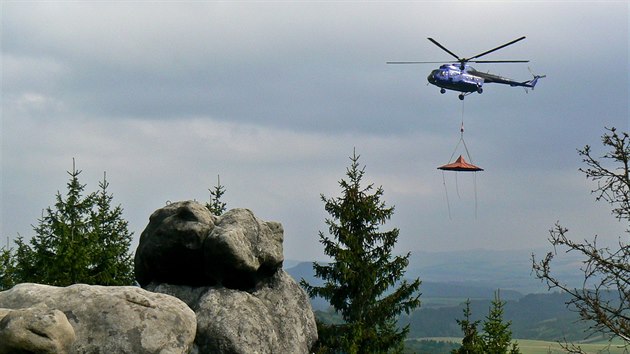 Vrtulnk vynesl sousti tinctimetrov rozhledny na vrchol p u Teplic nad Metuj (786 m.n.m.).