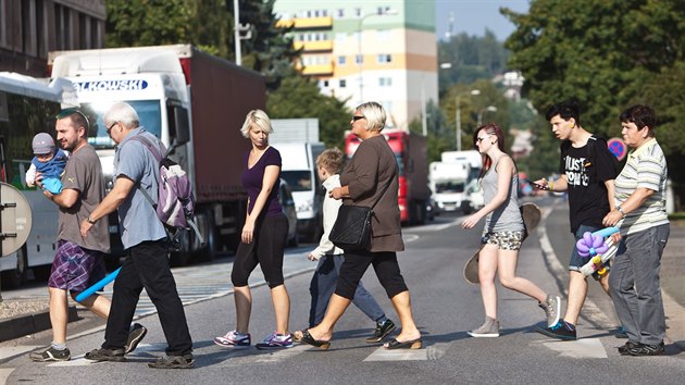 Protestn blokda dopravy na kruhov kiovatce u Slvie v Nchod mla upozornit na chybjc obchvat msta. (19. 9. 2014)