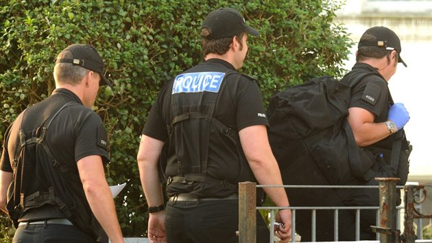 Britsk policie bhem zkroku, pi kterm osvobodila z pti dom v Plymouthu a Bodminu celkem osm neleglnch pracovnk z eska.