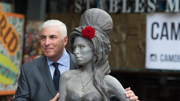 Mitch Winehouse se sochou sv dcery