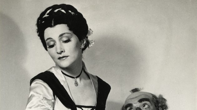 Z vstavy Soa erven - Tm vm jsem ila (La bella signora Meg ve Verdiho Falstaffovi vBrn sEduardem Hrubeem, 1953)