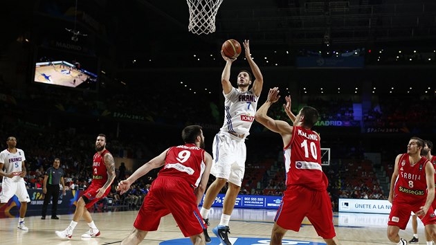 Francouzsk basketbalista Joffrey Lauvergne stl v semifinle MS proti Srbsku. 