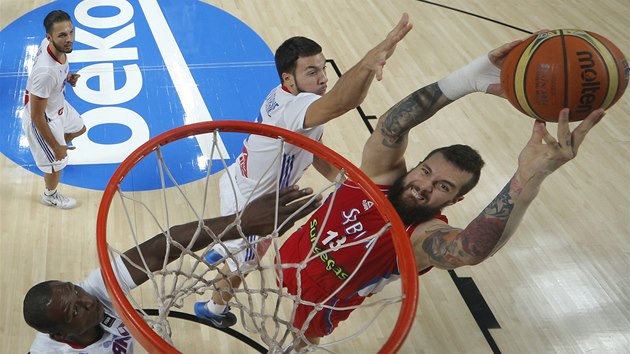 Srbsk basketbalista Miroslav Raduljica smeuje v semifinle MS proti Francii. 