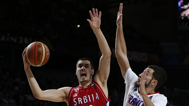 Srbsk basketbalista Nikola Kalini stl v semifinle MS, brn ho Francouz Joffrey Lauvergne. 