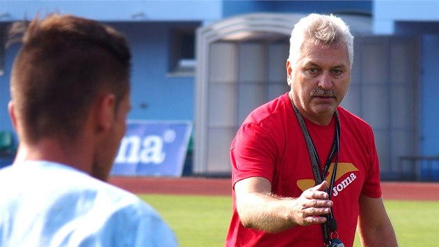 POKYNY HRM. Petr Nmec na trninku fotbalist st nad Labem. 