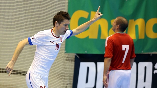 Michal Belej slav gl v utkn esk futsalov reprezentace proti Madarsku. 