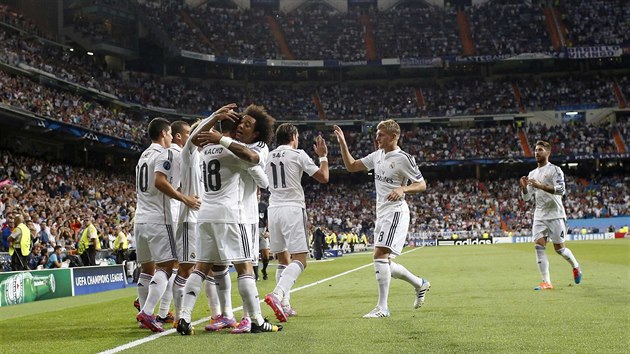 A JE TAM. Fotbalist Realu Madrid se raduj ze vstelenho glu v zpase Ligy mistr proti Basileji.