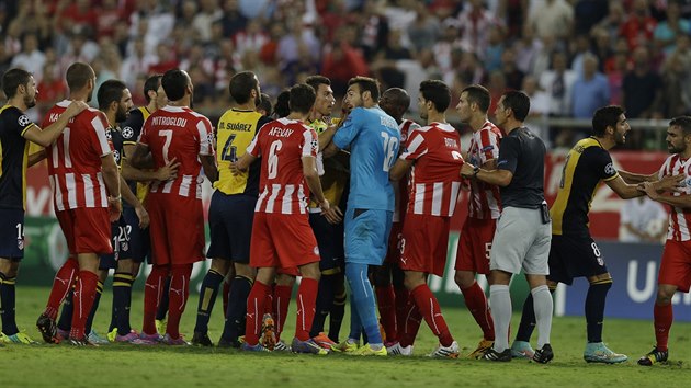 STRKANICE. V zpase Ligy mistr mezi Olympiakosem Pireus a Atltikem Madrid se strhla strkanice.