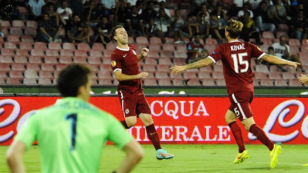 A JE TAM! Sparant fotbalist se raduj ze vstelenho glu. Proti Neapoli se trefil Josef Hubauer (vlevo), jako prvn mu gratuluje Radoslav Kov.