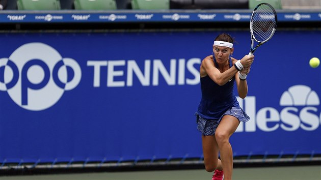 esk tenistka Lucie afov v duelu se vcarkou Belindou Bencicovou.