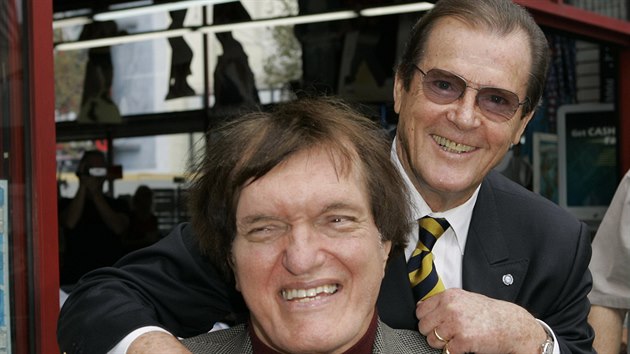 Richard Kiel se svm agentem Bondem, hereckm kolegou Rogerem Moorem v jnu 2007 pi pleitosti odhalen Mooreovy hvzdy na chodnku slvy v Hollywoodu.